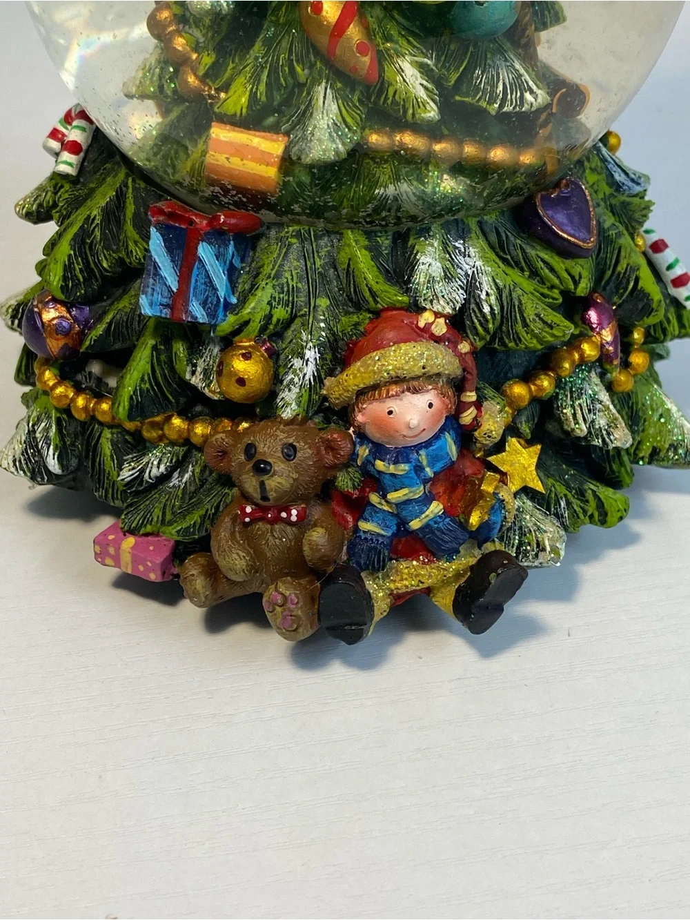 Dekohelden24 Charming Snow Globe on The Christmas Tree, with Santa Clause